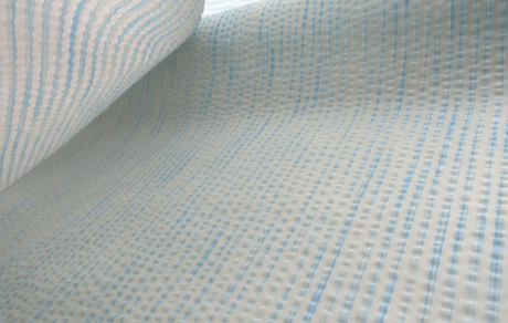 経糸に三つ編み絣（ブルー色）を織り込んだ絣入りシルクサッカ